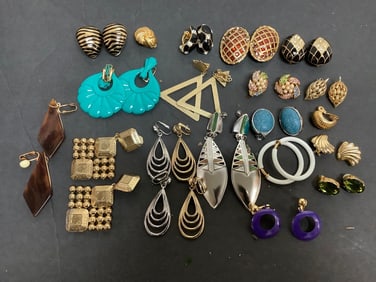 Costume jewelry(various earrings)