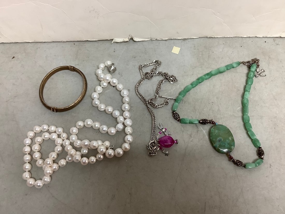 Costume jewelry(necklaces and bracelet): Costume jewelry(necklaces and bracelet)