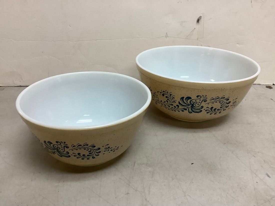 Pyrex bowls(largest 4in.tall, 8.75in.across): Pyrex bowls(largest 4in.tall, 8.75in.across)