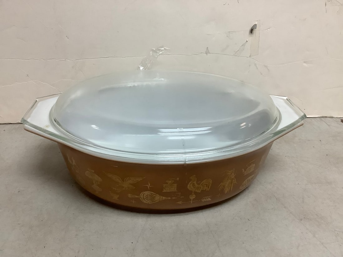 Pyrex baking conatiner with lid(4.5in.tall, 13in.long): Pyrex baking conatiner with lid(4.5in.tall, 13in.long)