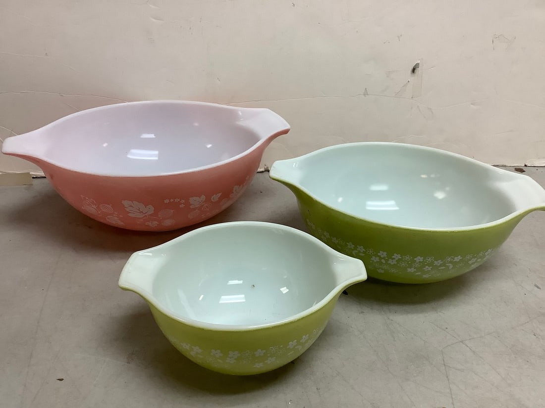 Pyrex bowls(largest 4.25in.tall, 13in.across): Pyrex bowls(largest 4.25in.tall, 13in.across)