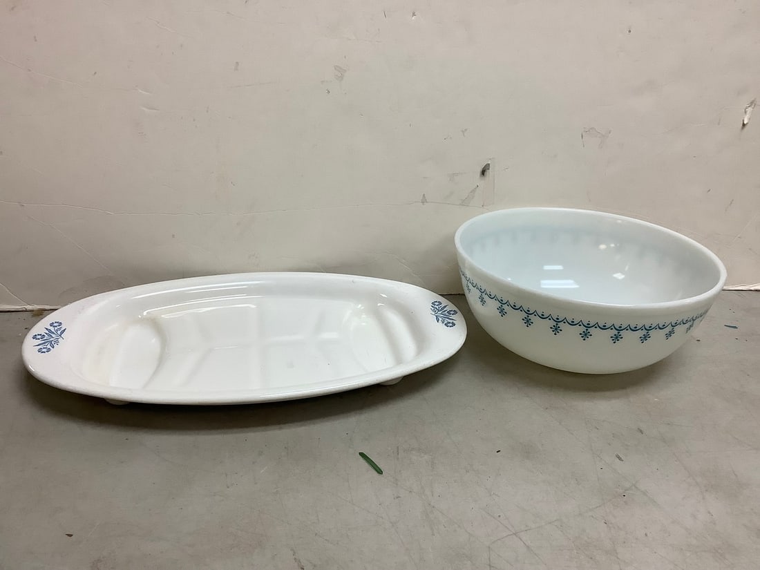 Pyrex bowl(4.5in.tall, 10.5in.across)and Corngingware plate: Pyrex bowl(4.5in.tall, 10.5in.across)and Corngingware plate