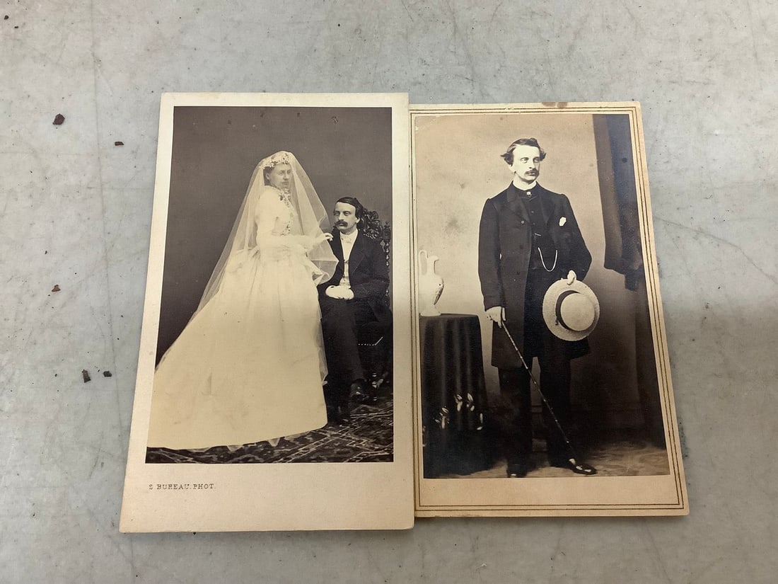 John Wilkes booth Shot Lincoln 2 photogaphs(2.5in.x4.25in.): John Wilkes booth Shot Lincoln 2 photogaphs(2.5in.x4.25in.)