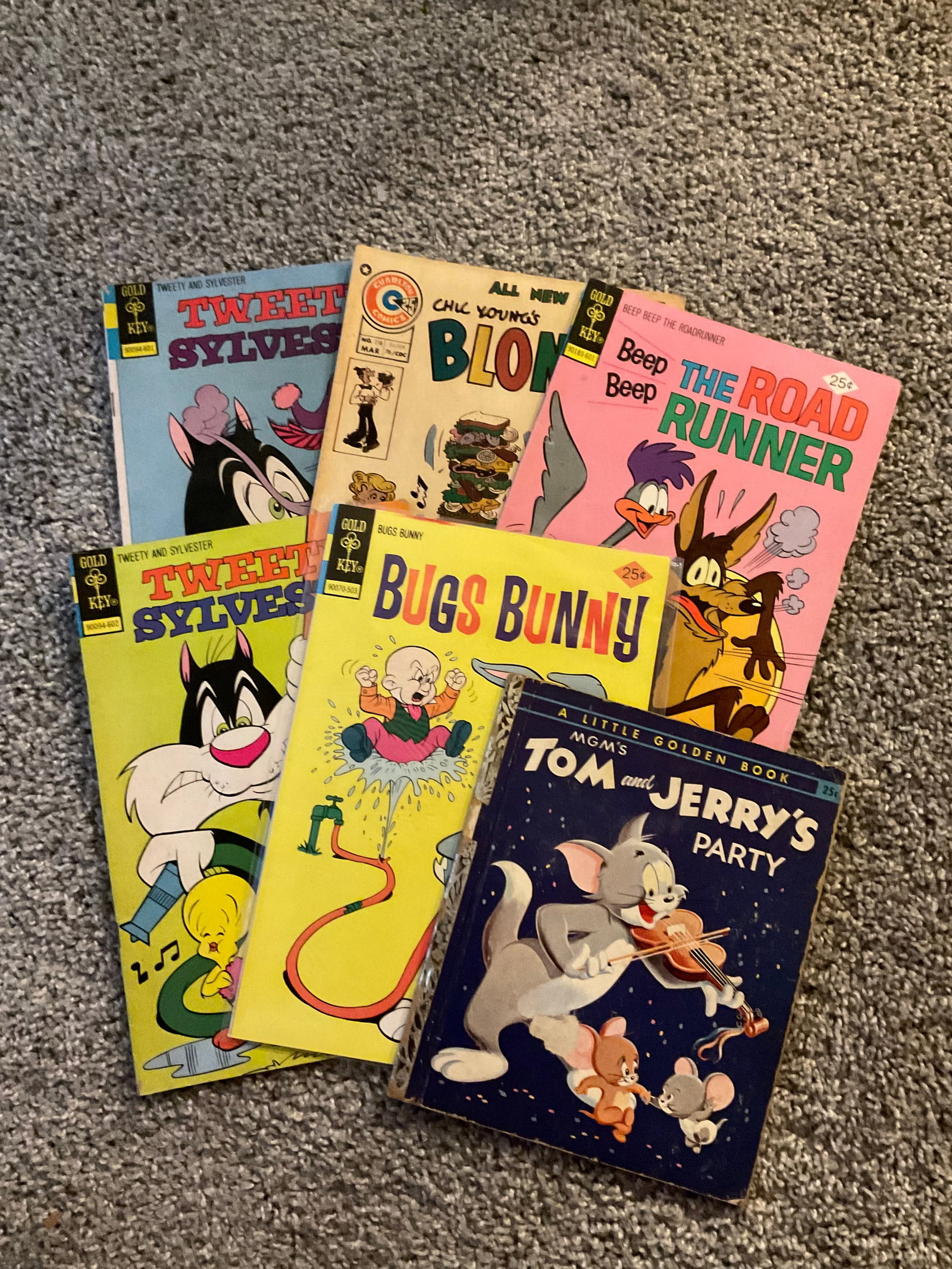 lot of vintage 25 cent comics: lot of vintage 25 cent comics