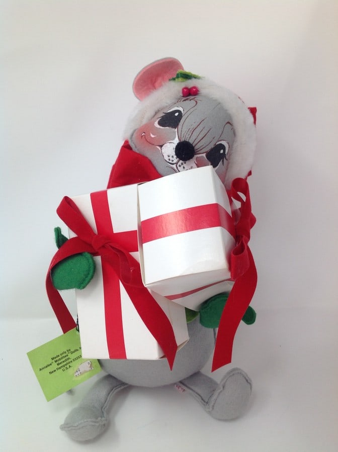 Annalee Handcrafted Collectible Doll 12.5?? x 8?? (Mouse holding presents) (1 of 1)