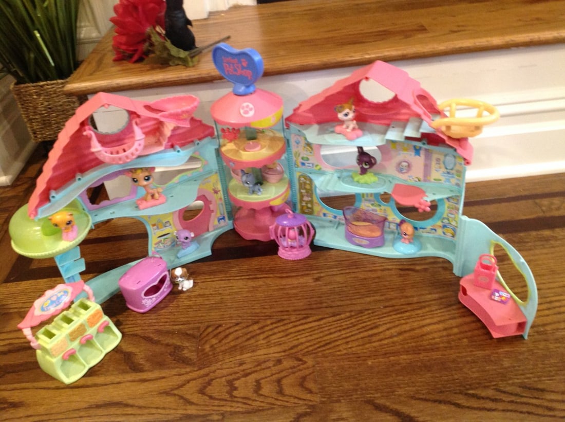 Little Pet Shop, house and 14 pets, in good shape (1 of 1)