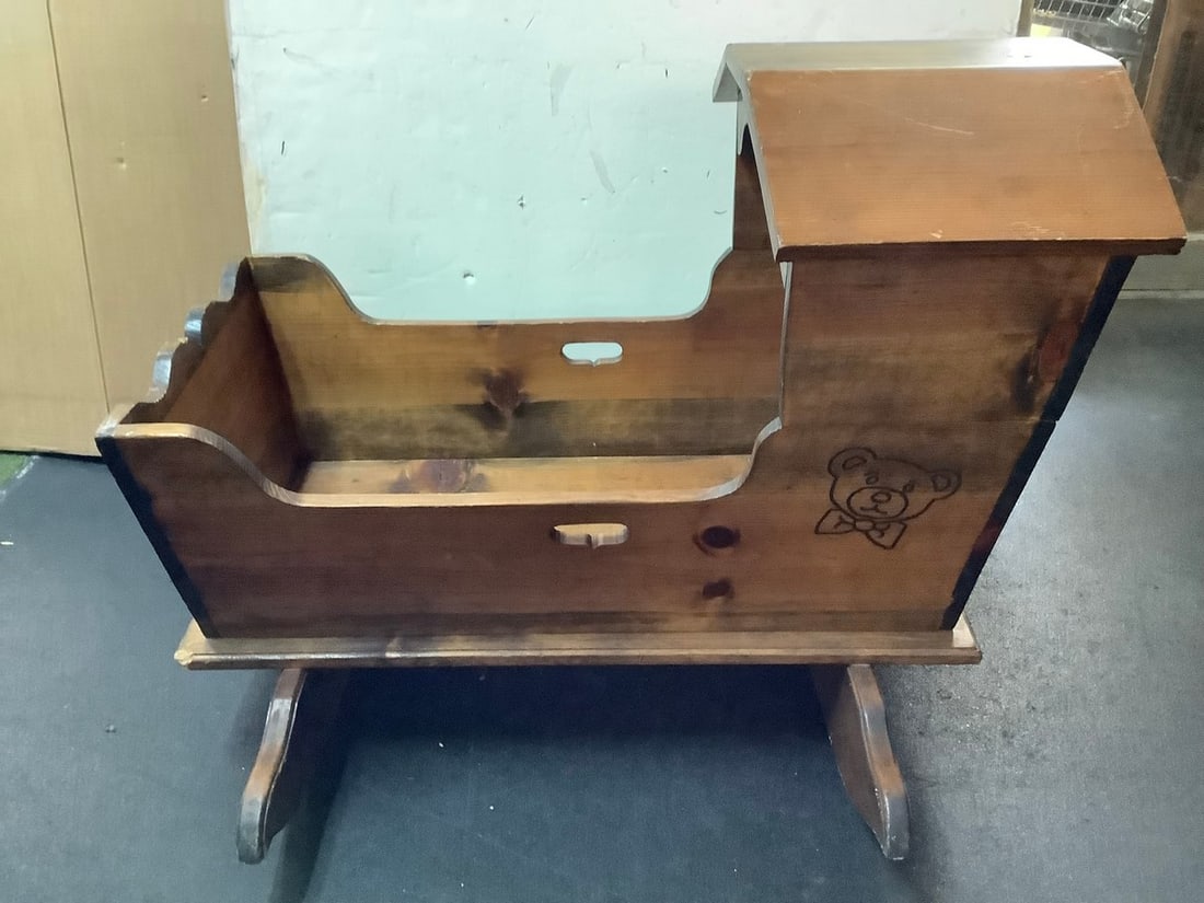 Vintage Wooden Crib (28inx37inx32in): Vintage Wooden Crib (28inx37inx32in)