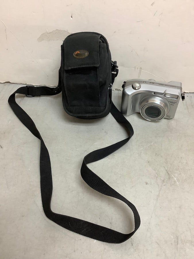 Nikon Coolpix 4800 camera with camera case (1 of 1)