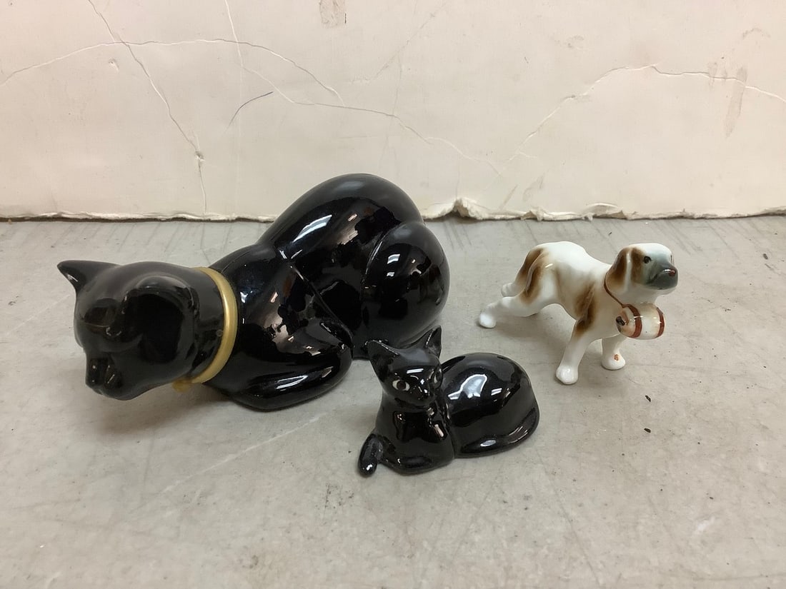 Ceramic cats and dog statue(tallest 2in.): Ceramic cats and dog statue(tallest 2in.)