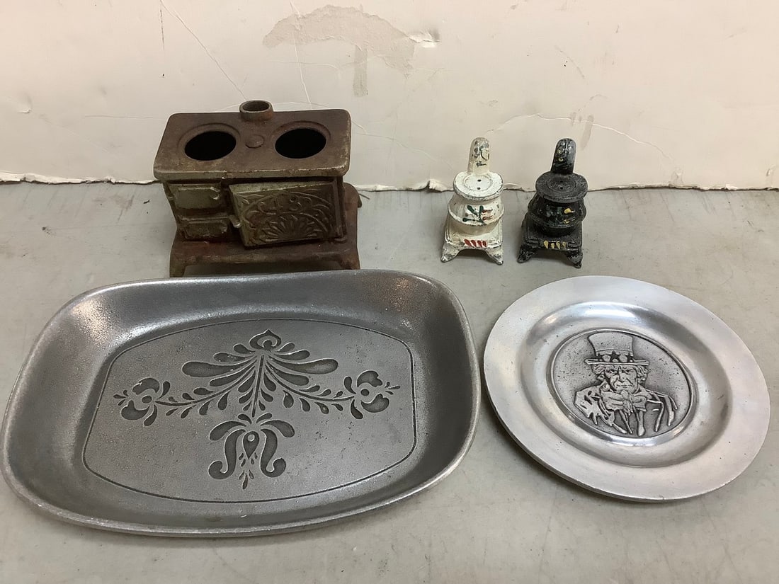 Decorative plates and vintage dollhouse furniture: Decorative plates and vintage dollhouse furniture