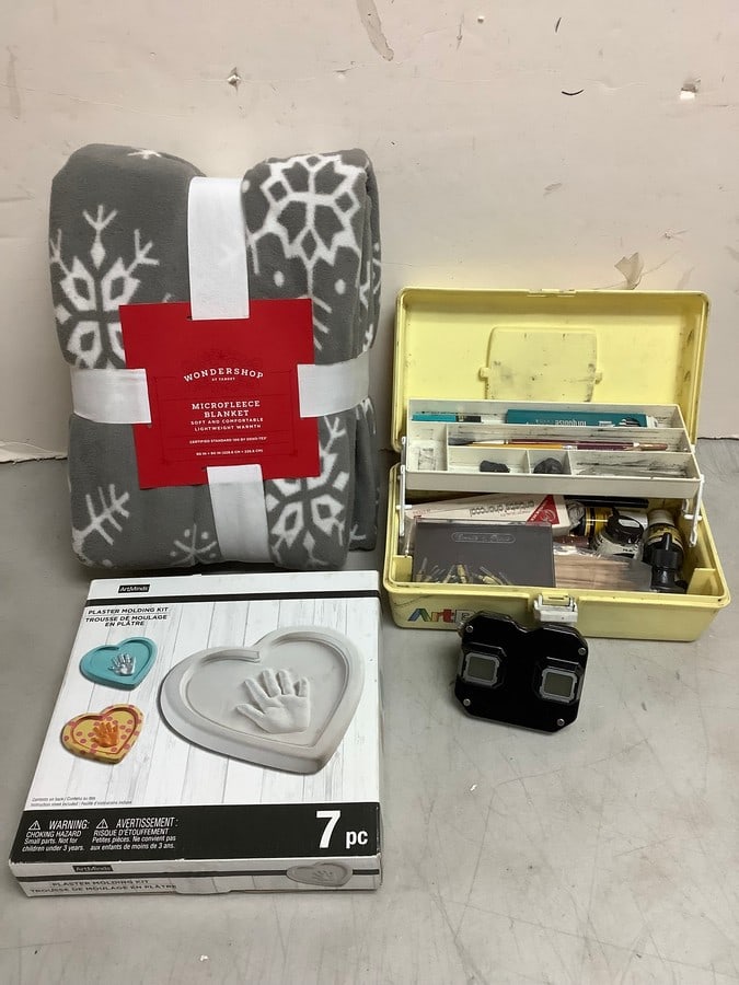 ViewFinder, art supplies case, Wondershop microfleece blanket(90in.x90in.), and more: ViewFinder, art supplies case, Wondershop microfleece blanket(90in.x90in.), and more
