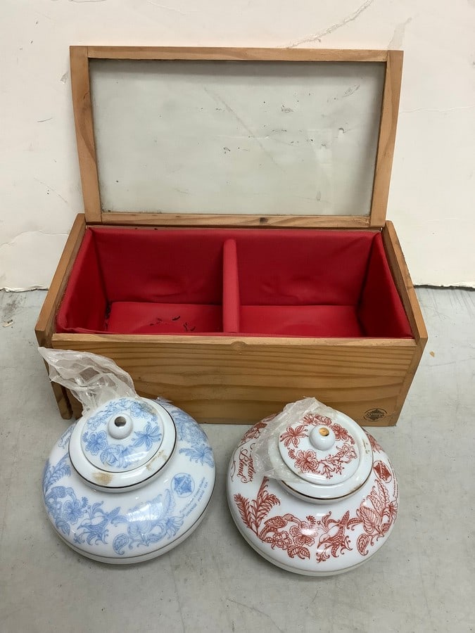 Ceramic tea containers and storage case(9.25in.x4.75in.x3.75in.) (1 of 1)