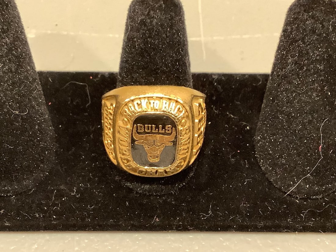 1992 Chicago Bulls NBA replica ring(size 10): 1992 Chicago Bulls NBA replica ring(size 10)