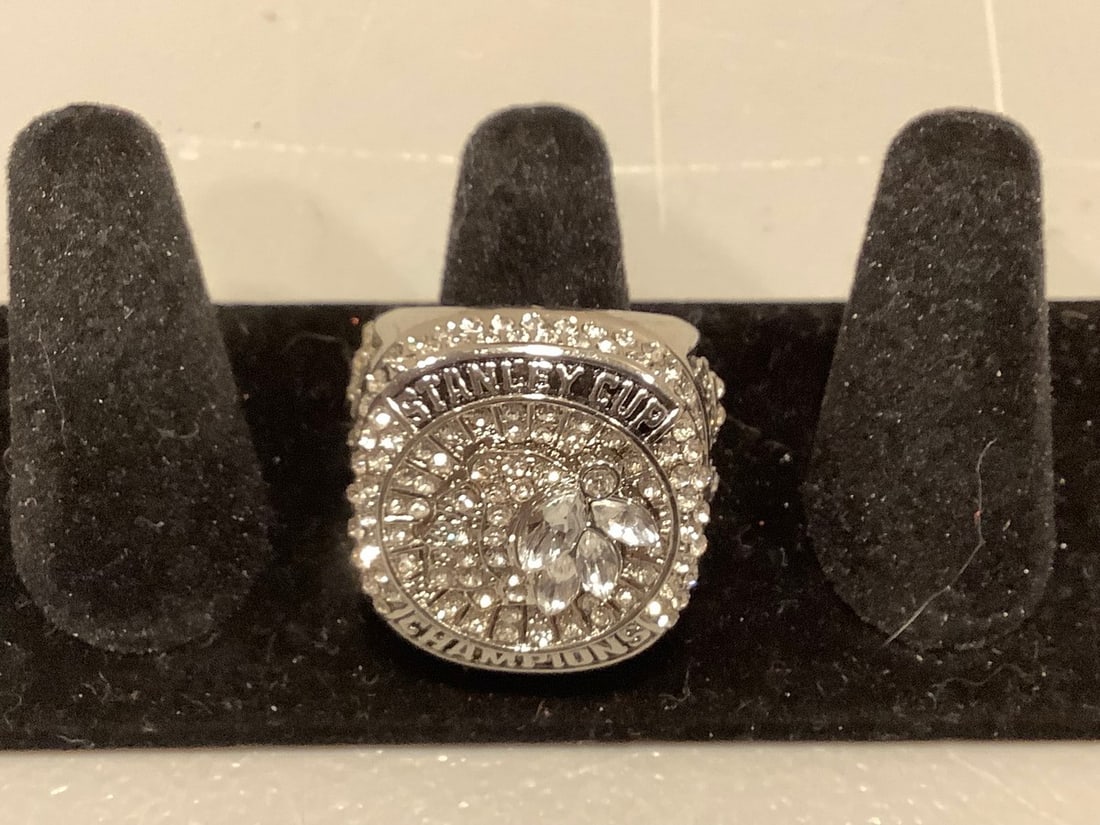 Toews 2015 Stanley Cup Champions replica ring(size 11) (1 of 1)