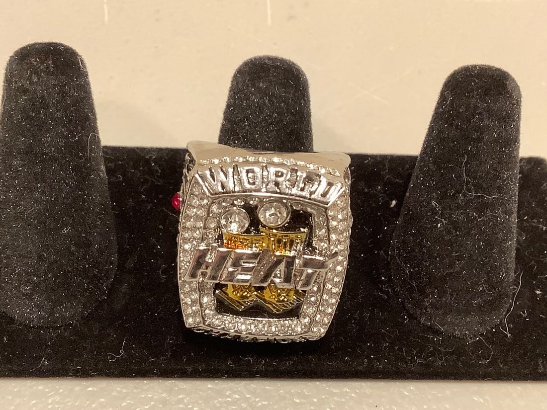 World Champions Miami Heat James 2013 replica ring(size 10): World Champions Miami Heat James 2013 replica ring(size 10)