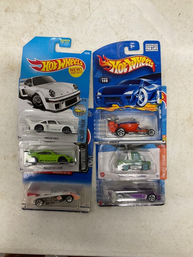 Lot of 6 hot wheels diecast cars: Lot of 6 hot wheels diecast cars