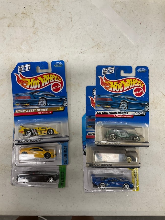 Lot of 6 hot wheels diecast cars: Lot of 6 hot wheels diecast cars