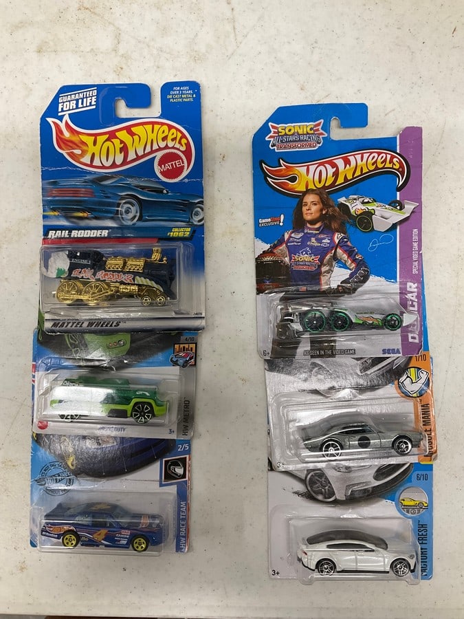 Lot of 6 hot wheels diecast cars: Lot of 6 hot wheels diecast cars