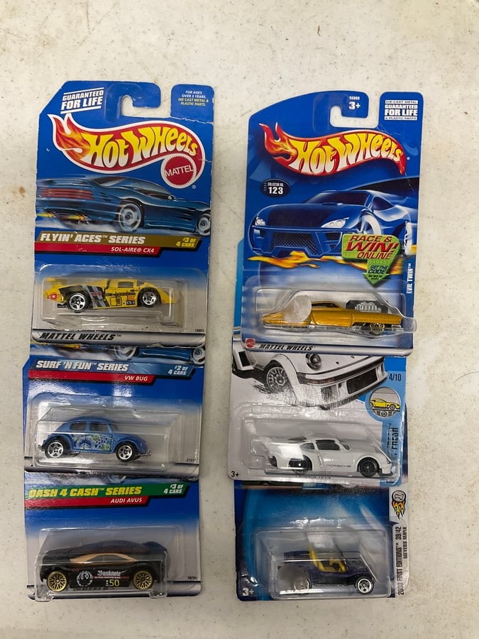 Lot of 6 hot wheels diecast cars: Lot of 6 hot wheels diecast cars