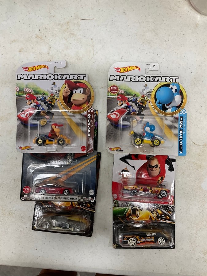 Lot of 6 hot wheels diecast cars: Lot of 6 hot wheels diecast cars