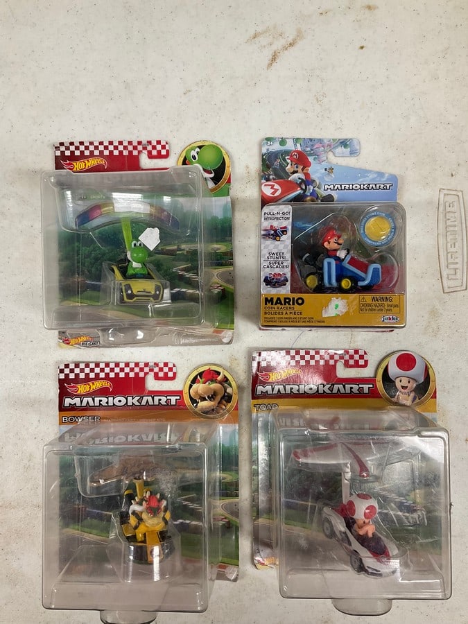 Lot of 4 hot wheels Mario Kart diecast cars: Lot of 4 hot wheels Mario Kart diecast cars
