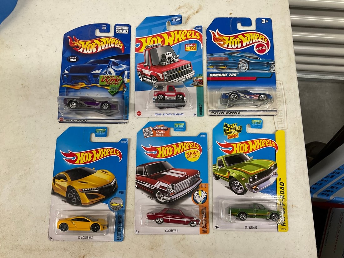 Lot of 6 hot wheels diecast cars: Lot of 6 hot wheels diecast cars
