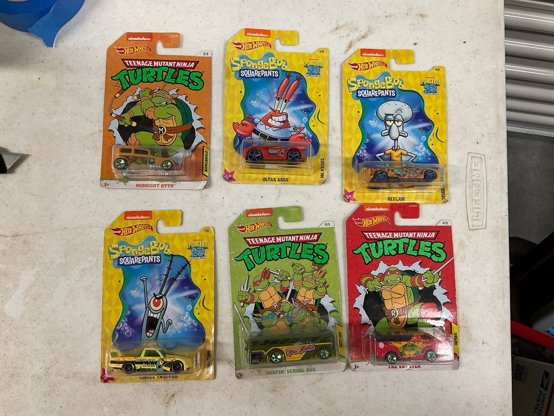 Lot of 6 hot wheels diecast cars: Lot of 6 hot wheels diecast cars