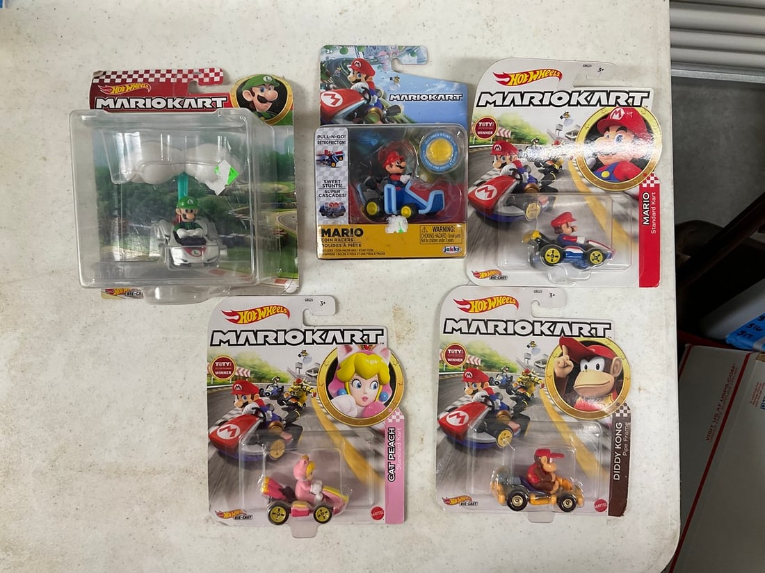 Lot of 5 hot wheels Mario Kart diecast cars: Lot of 5 hot wheels Mario Kart diecast cars