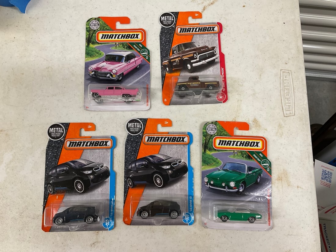 Lot of 5 matchbox diecast cars: Lot of 5 matchbox diecast cars