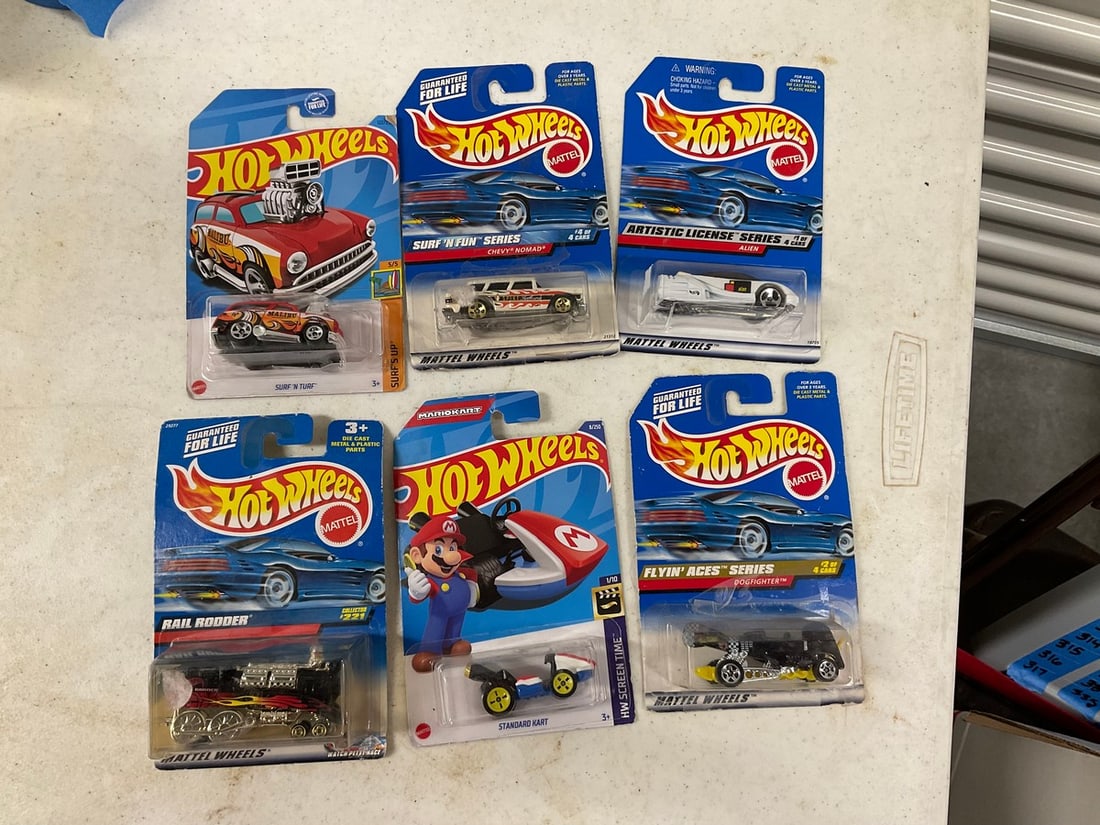 Lot of 6 hot wheels diecast cars: Lot of 6 hot wheels diecast cars