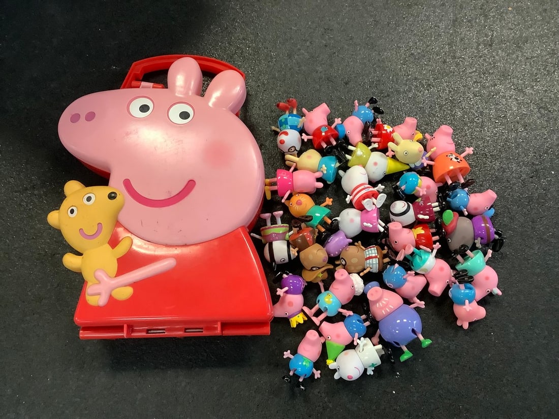 Peppa Pig Case with Peppa Pig Toys: Peppa Pig Case with Peppa Pig Toys
