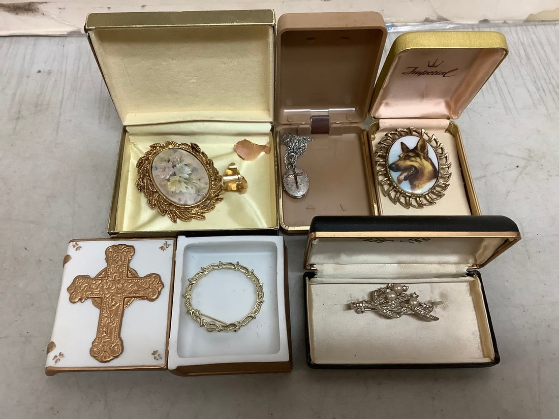 Vintage lockets, broches and more: Vintage lockets, broches and more