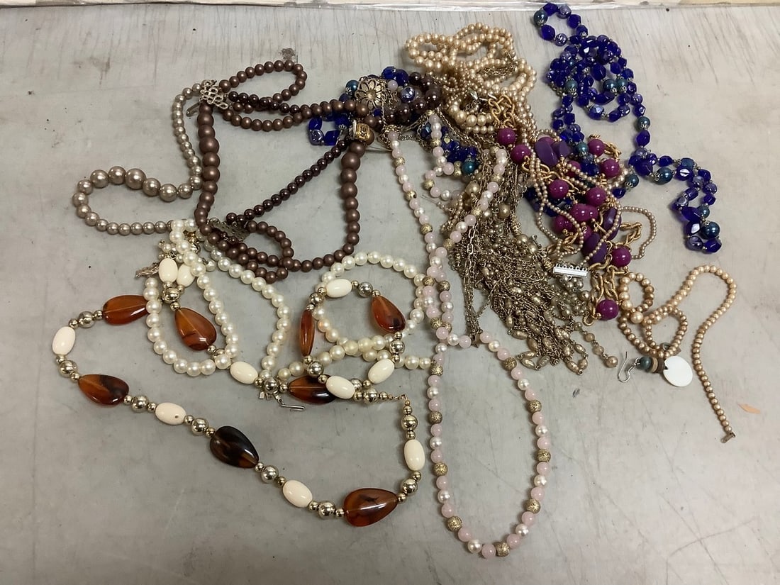 Records (NEIL YOUNG, MONKEES, urbanb cowboy) (1 of 1)