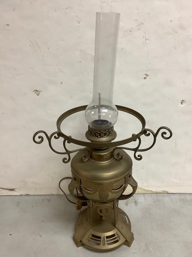antique brass oil lamp 22.75in tall: antique brass oil lamp 22.75in tall