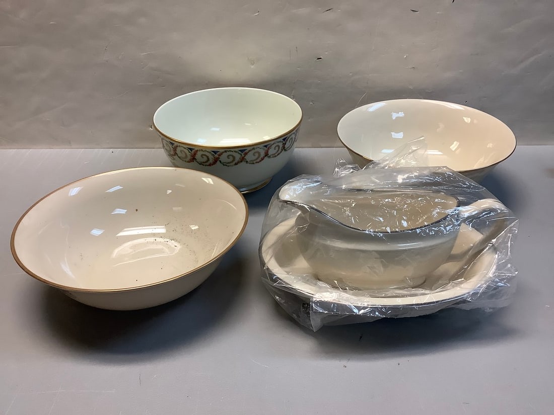 Lenox bowls(largest 4in.tall, 8.25in.across) and gravy boat dish set: Lenox bowls(largest 4in.tall, 8.25in.across) and gravy boat dish set