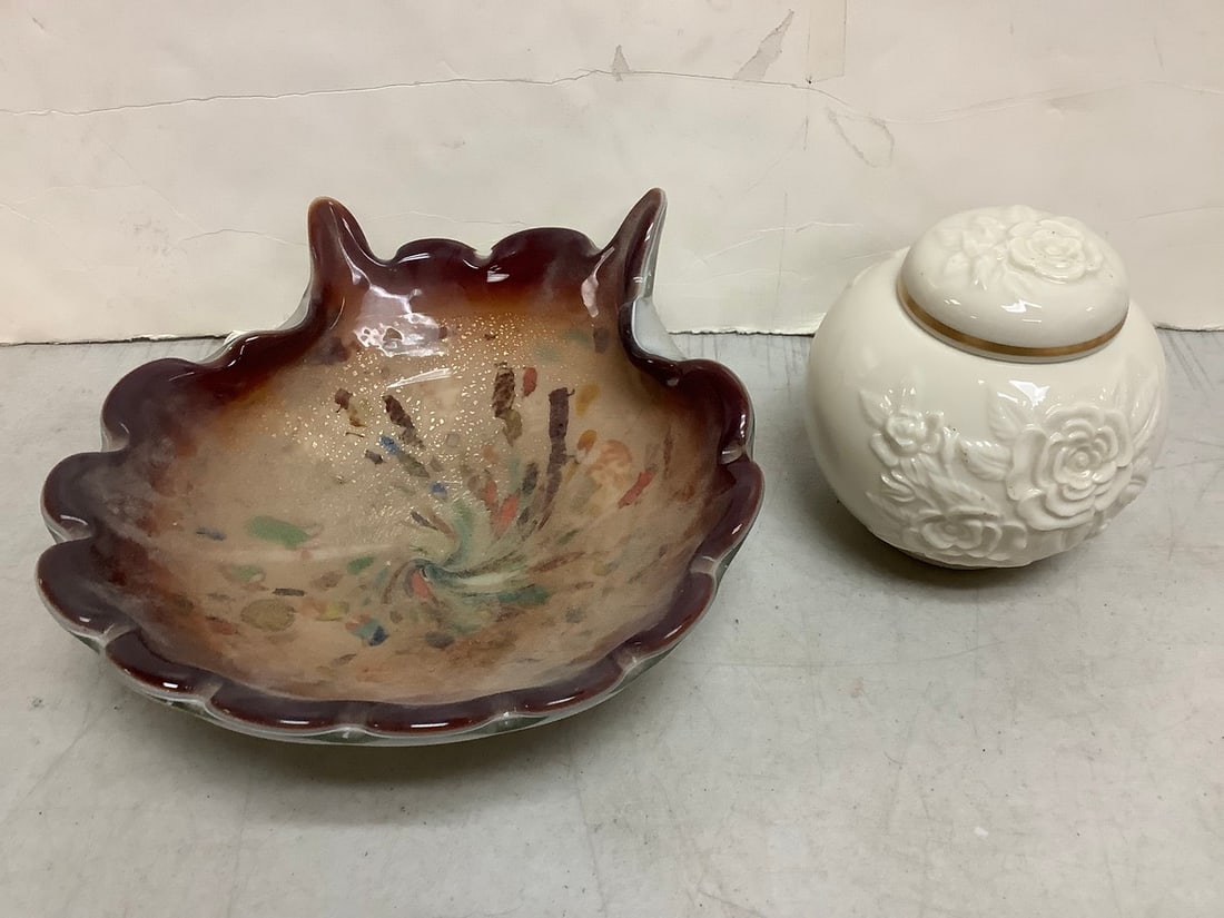 Lenox porcelain gold trim ginger jar(4.75in.tall) and decorative bowl: Lenox porcelain gold trim ginger jar(4.75in.tall) and decorative bowl
