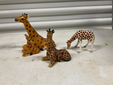 Lot of 3: Giraffe ceramic height 5.5 inches