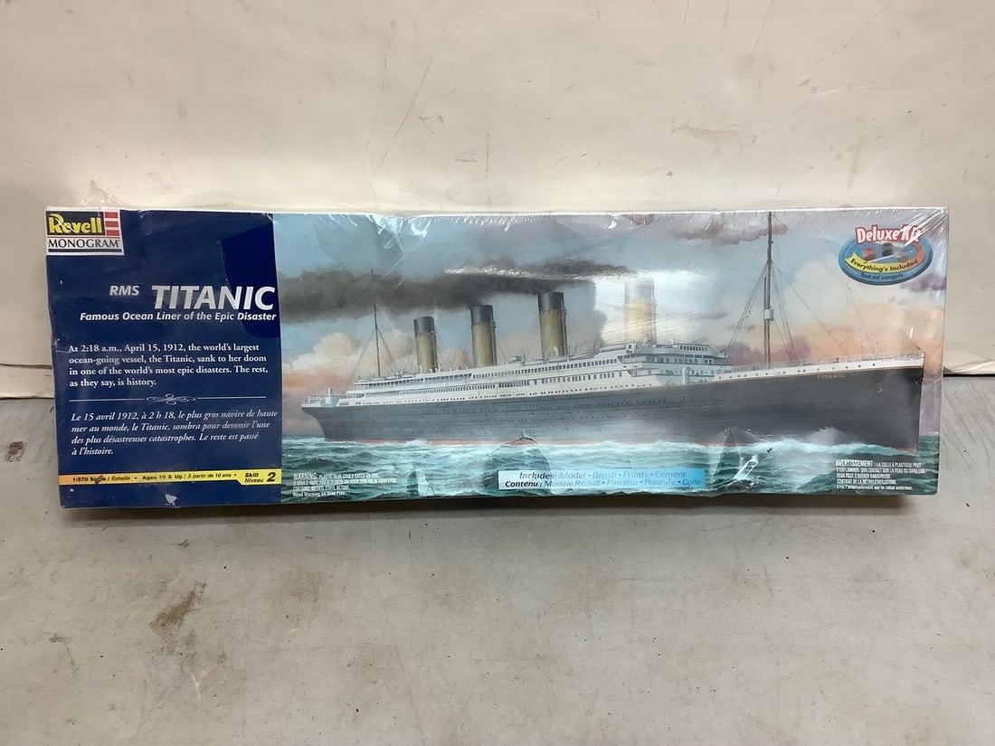 Revell RMS Titanic deluxe kit(model, brush, paints, cement-new in box) (1 of 1)