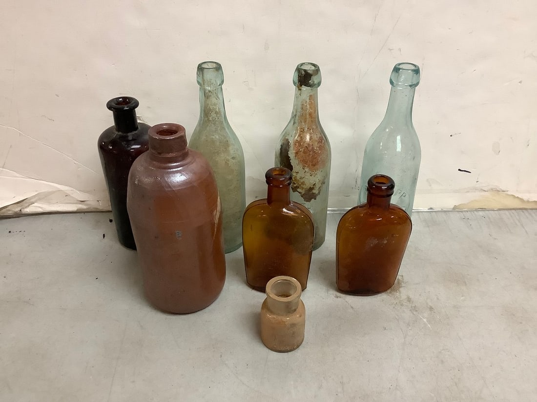 Vintage glass bottles(9.5in.tallest): Vintage glass bottles(9.5in.tallest)