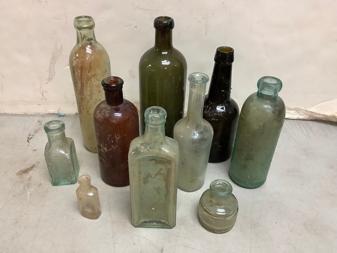 Vintage glass bottles(9.5in.tallest): Vintage glass bottles(9.5in.tallest)