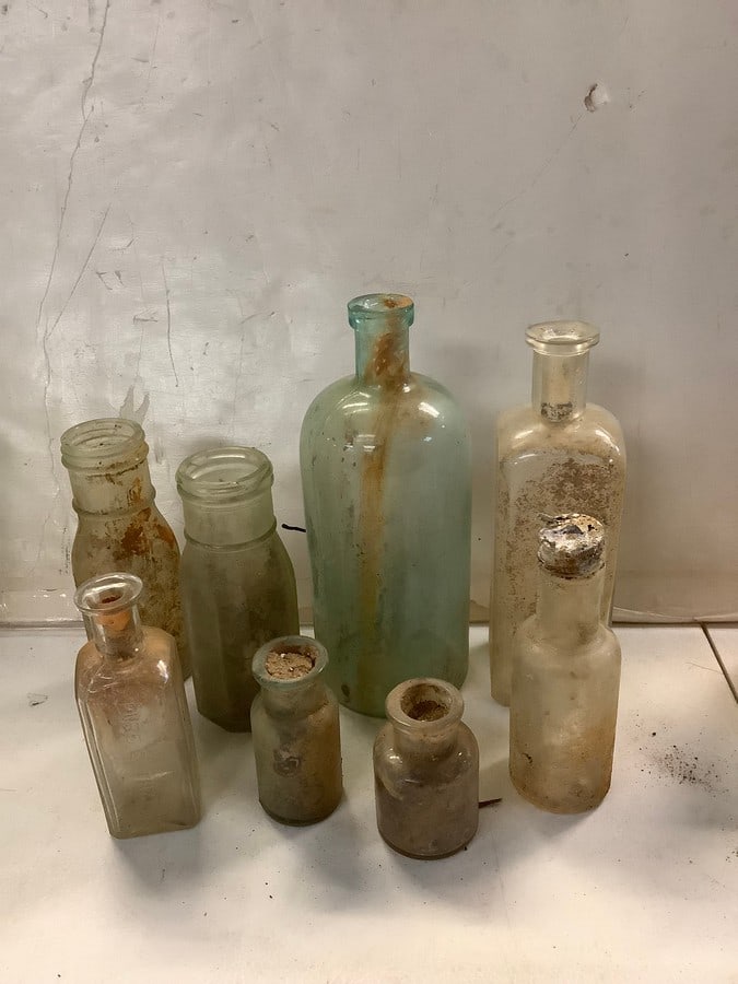 Vintage glass bottles(9in.tallest): Vintage glass bottles(9in.tallest)