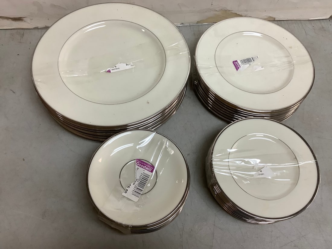 Lenox 'Montclair' Ceramic Plates (Largest - 10.75in): Lenox 'Montclair' Ceramic Plates (Largest - 10.75in)