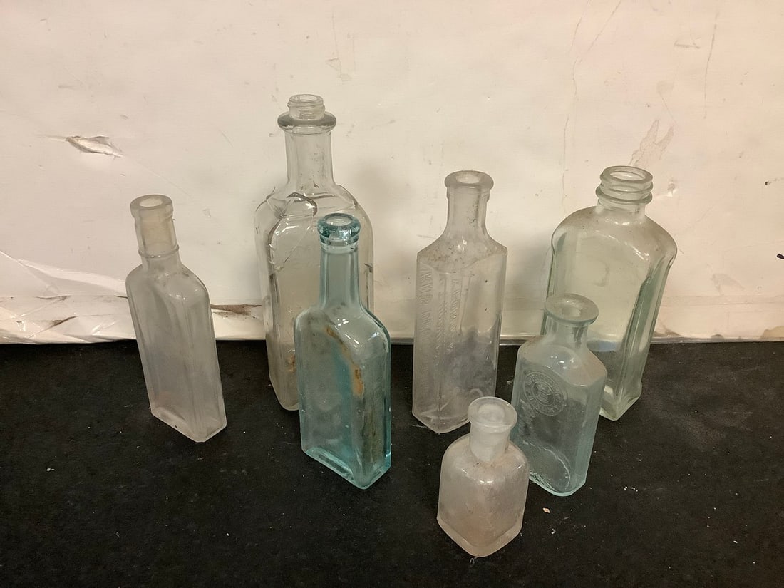 Vintage glass bottles(7.25in.tallest): Vintage glass bottles(7.25in.tallest)