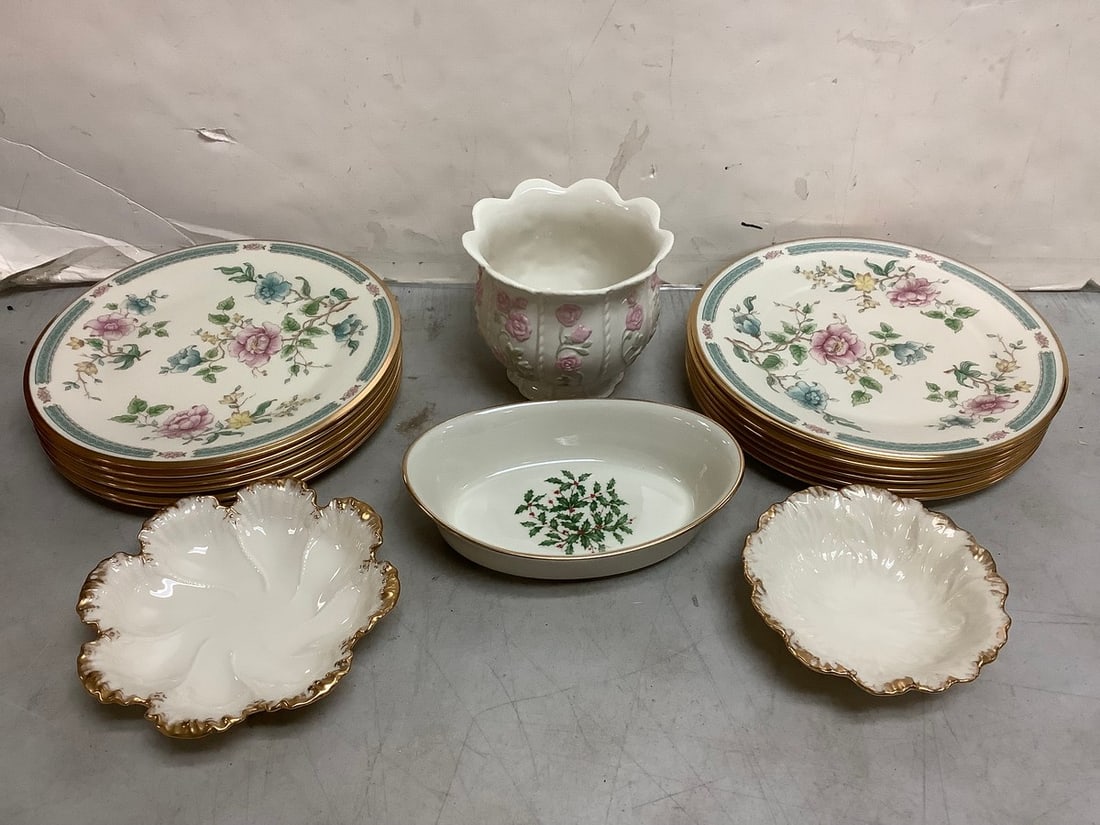 Lenox gold trimmed plates, bowl, and more(tallest 5.25in.): Lenox gold trimmed plates, bowl, and more(tallest 5.25in.)