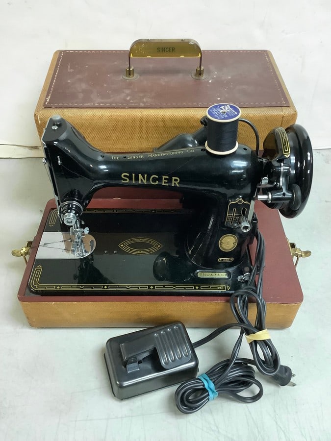 Vintage Singer sewing machine in case-12in.x8in.x15in.(model:EN047158) (1 of 1)