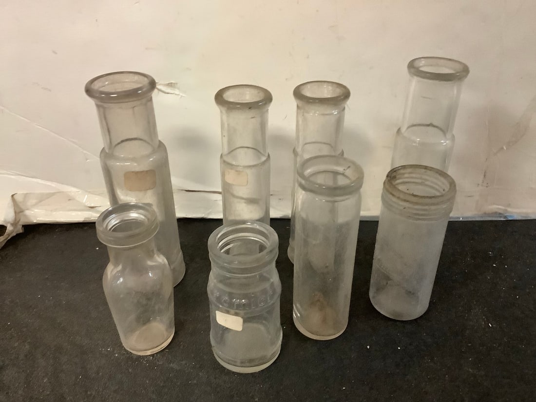 Vintage glass bottles(7in.tallest): Vintage glass bottles(7in.tallest)