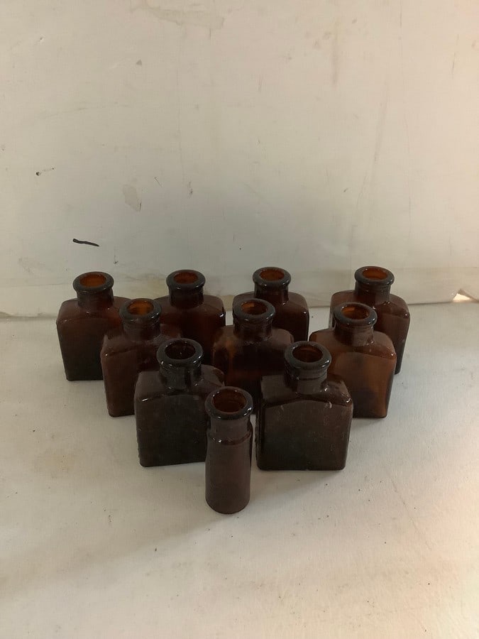 Vintage glass bottles(3in.tallest): Vintage glass bottles(3in.tallest)
