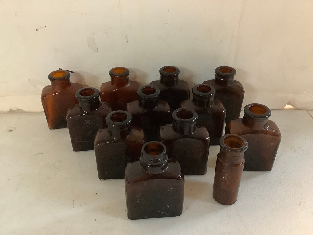 Vintage glass bottles(3in.tallest): Vintage glass bottles(3in.tallest)