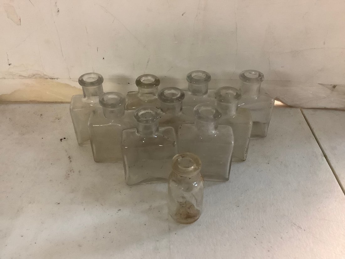 Vintage glass bottles(3in.tallest): Vintage glass bottles(3in.tallest)