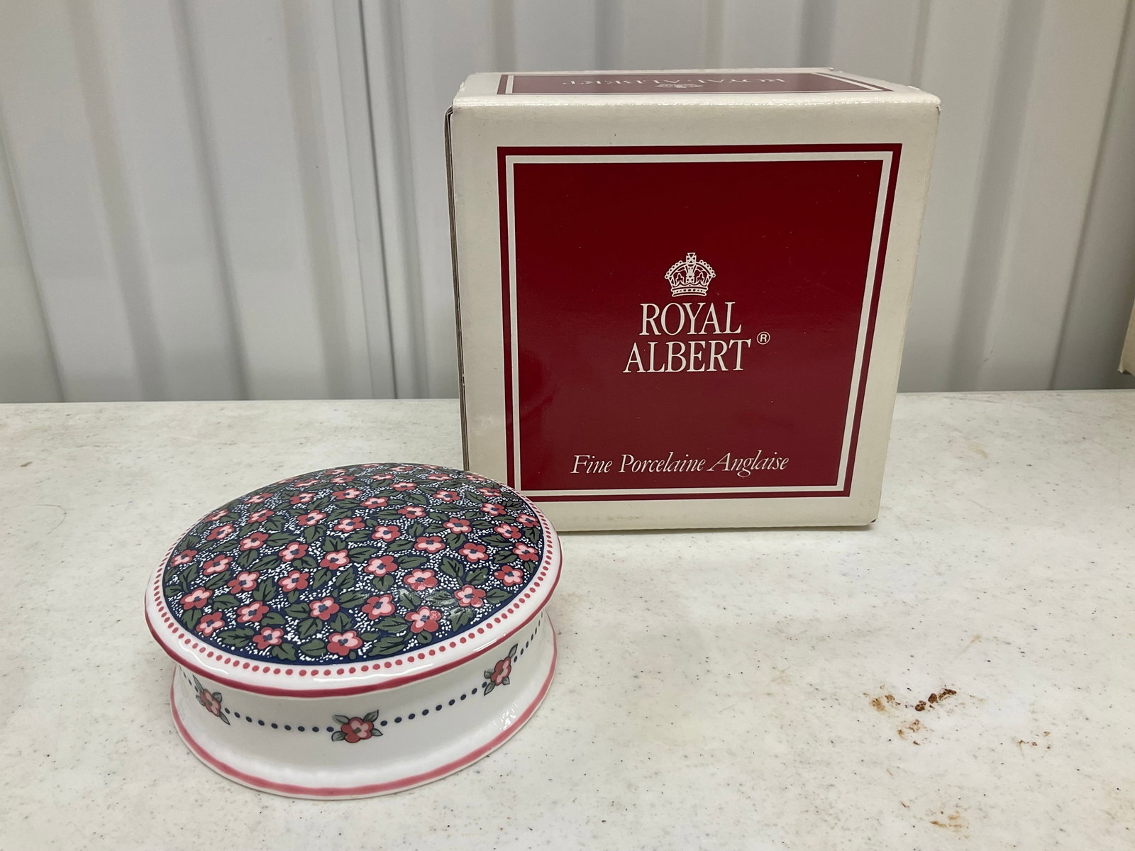 Royal Albert made in England - Jenney Wren trinket Box - 4 inches: Royal Albert made in England - Jenney Wren trinket Box - 4 inches